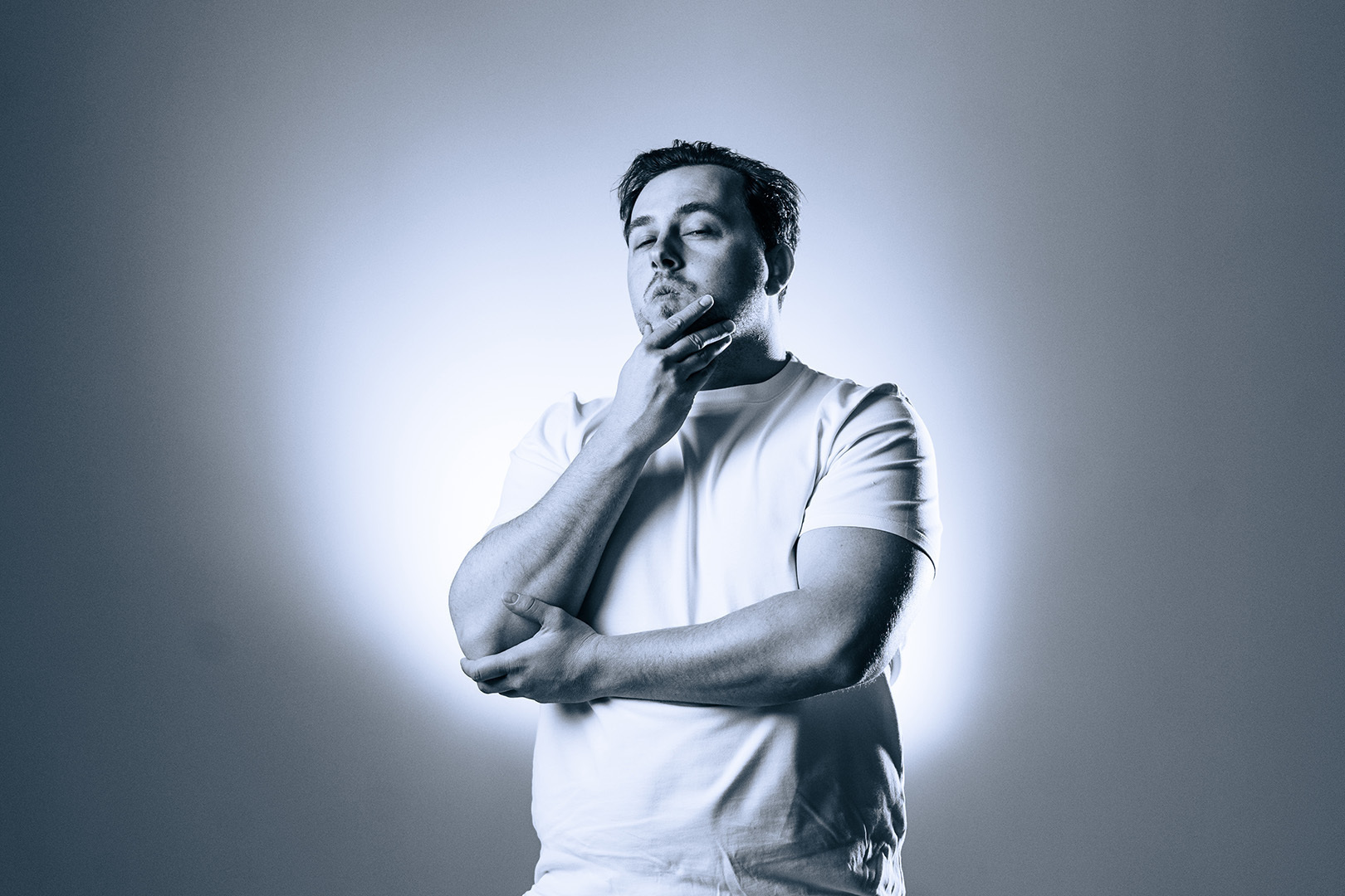 Foto van denkende Aris in zwart wit