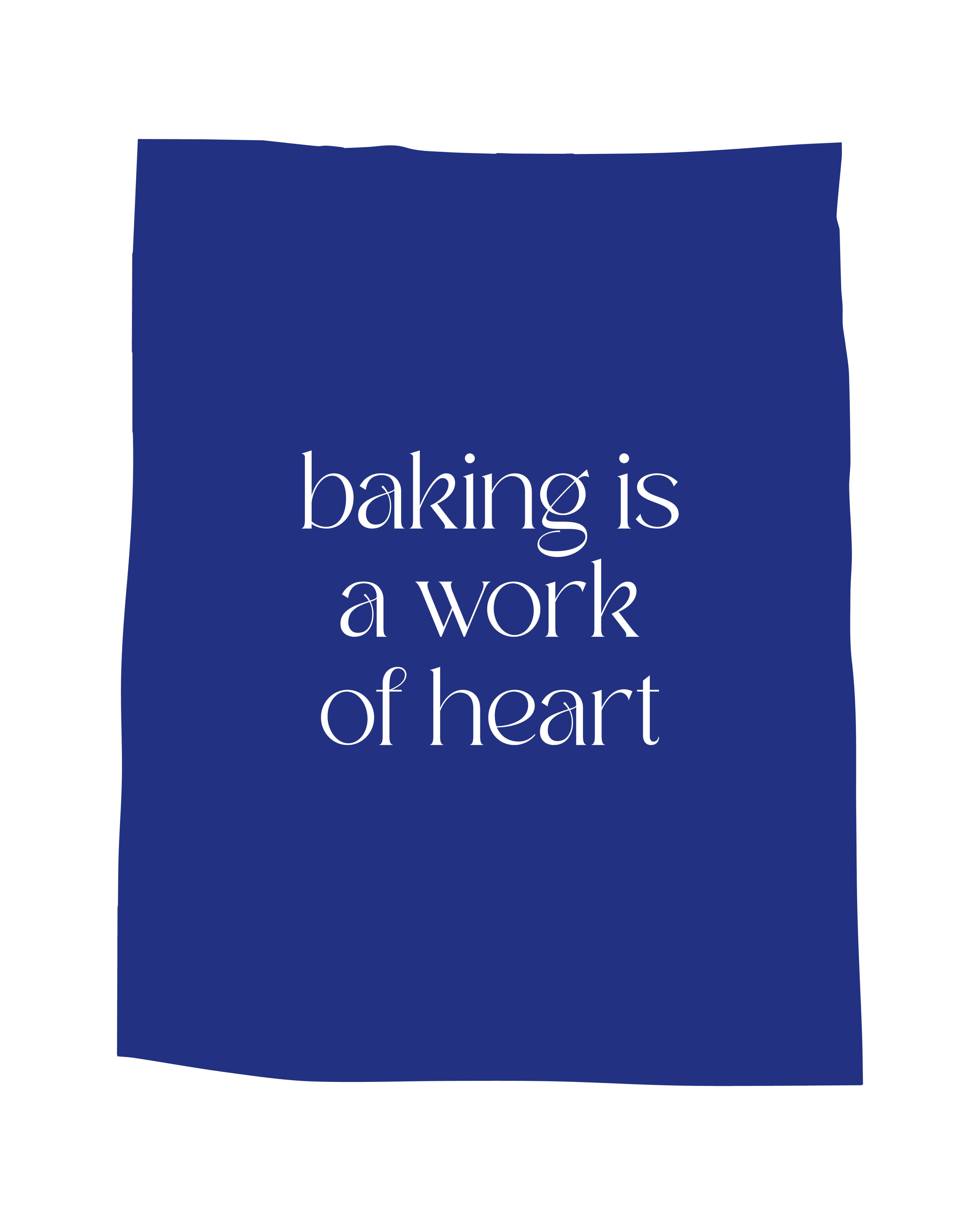 Typografische quote “baking is a work of heart” in witte sierletters op een organisch gevormde donkerblauwe achtergrond.