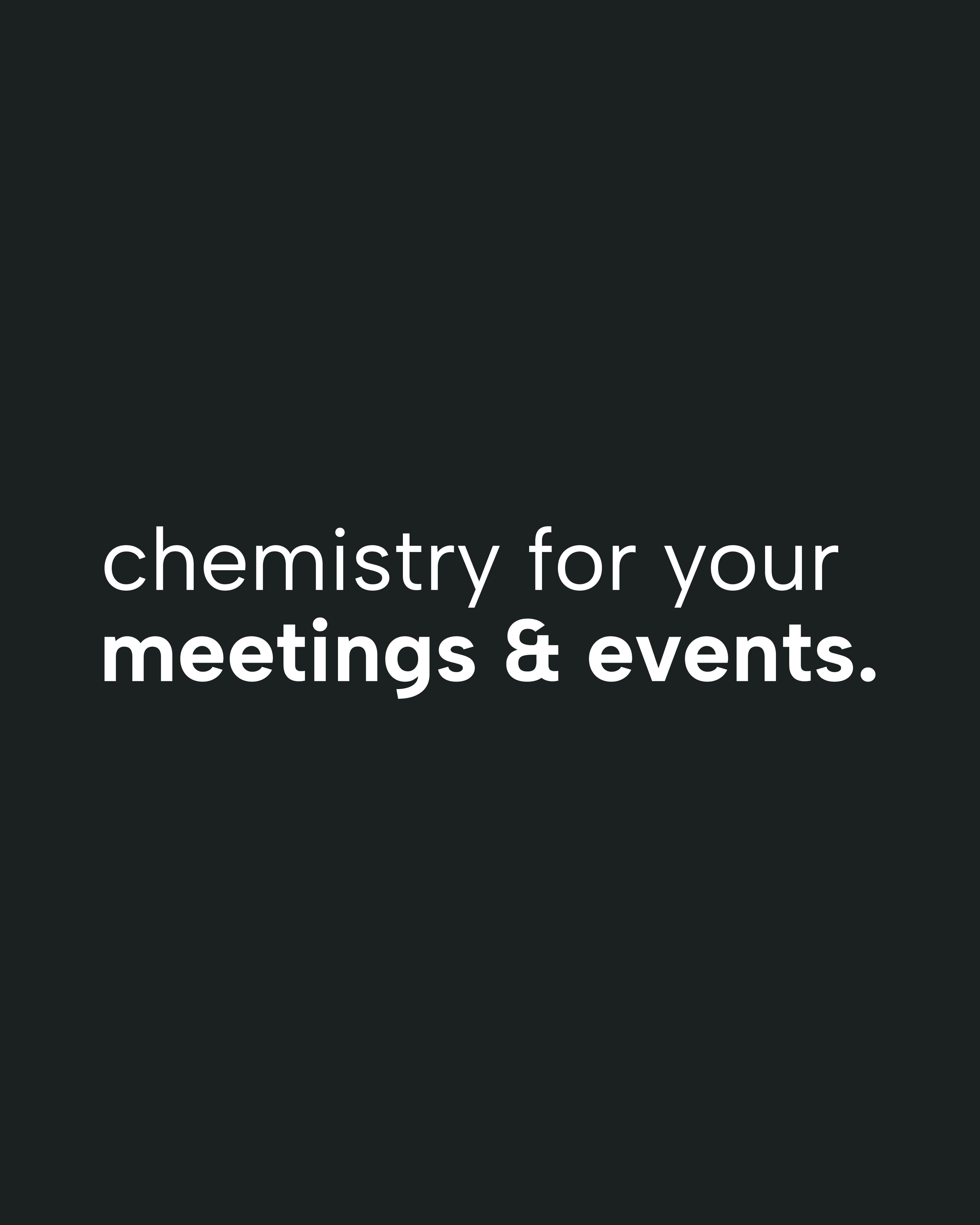 Witte slogan “chemistry for your meetings & events.” op een zwarte achtergrond.