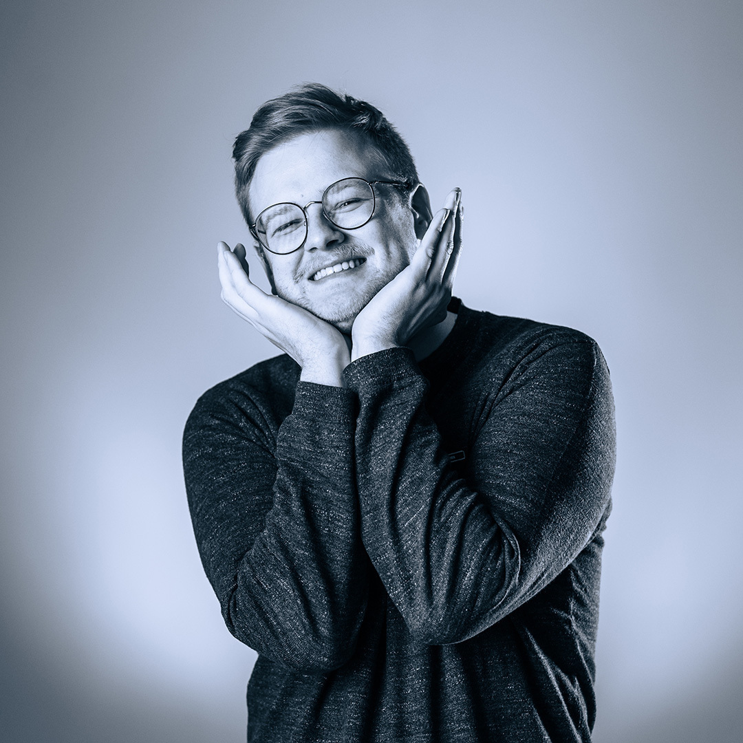 zwart wit foto van werknemer van branderij Tomas (zonder H geschreven), lief kijkend in de camera