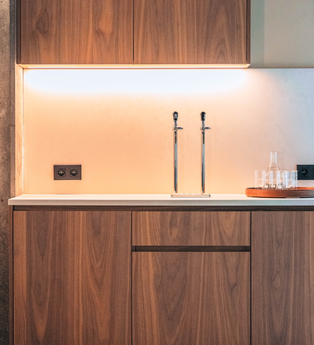 Een foto van het luxe interieur van een bar met toestellen van de Meeting Lab in Gent